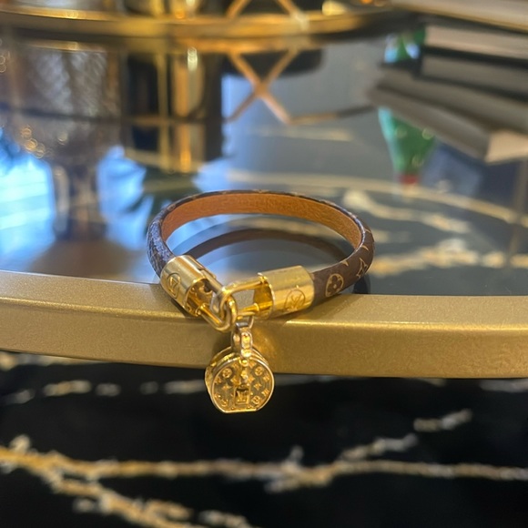 LV Tribute Bracelet (17) Authentic - Picture 4 of 6
